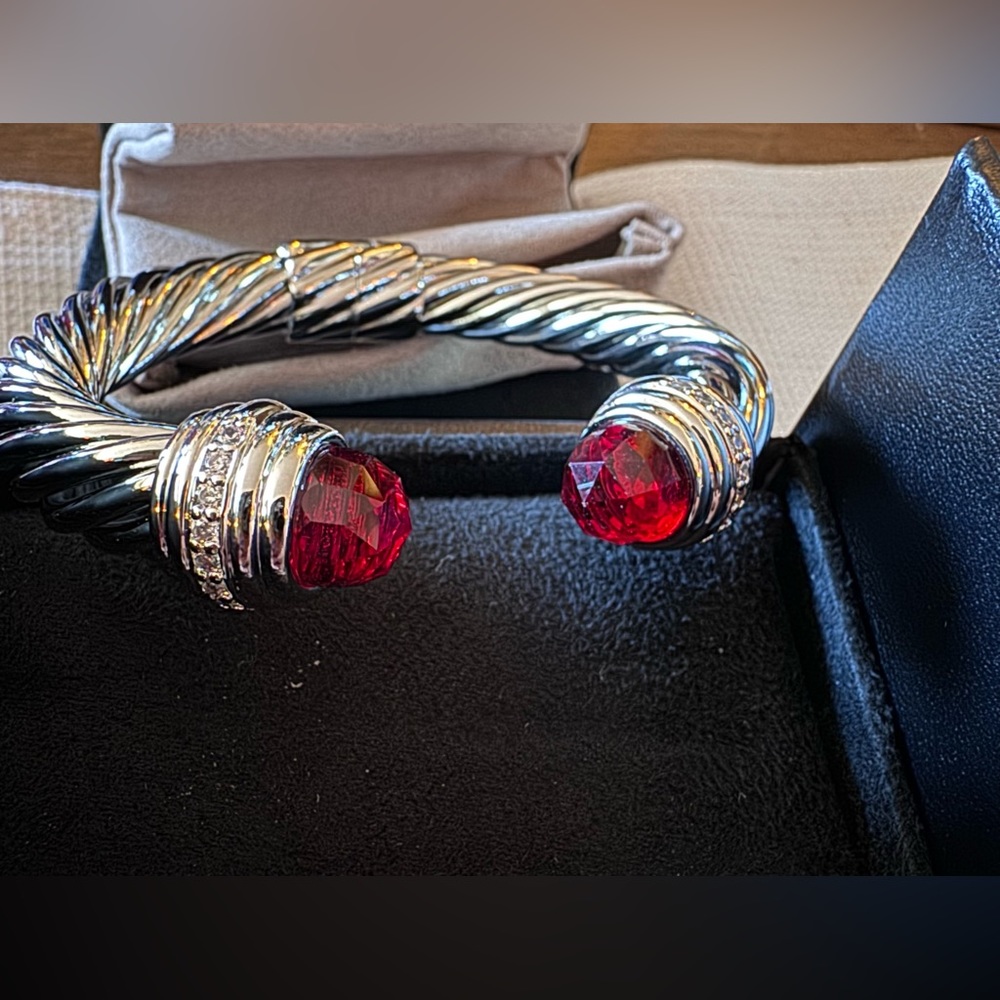 Silver cable bracelet with jewel and diamond-like detail